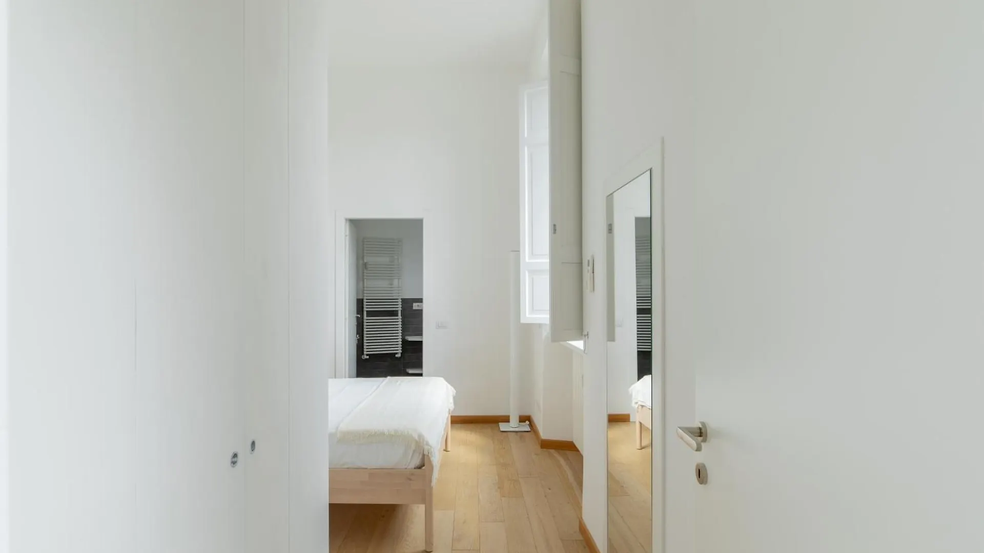 Iflat Contemporary Elegant Skyline In Rome Apartment
