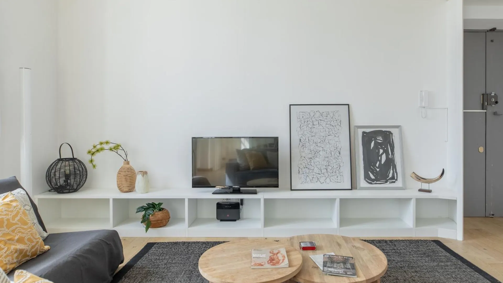 Iflat Contemporary Elegant Skyline In Rome Apartment Italy