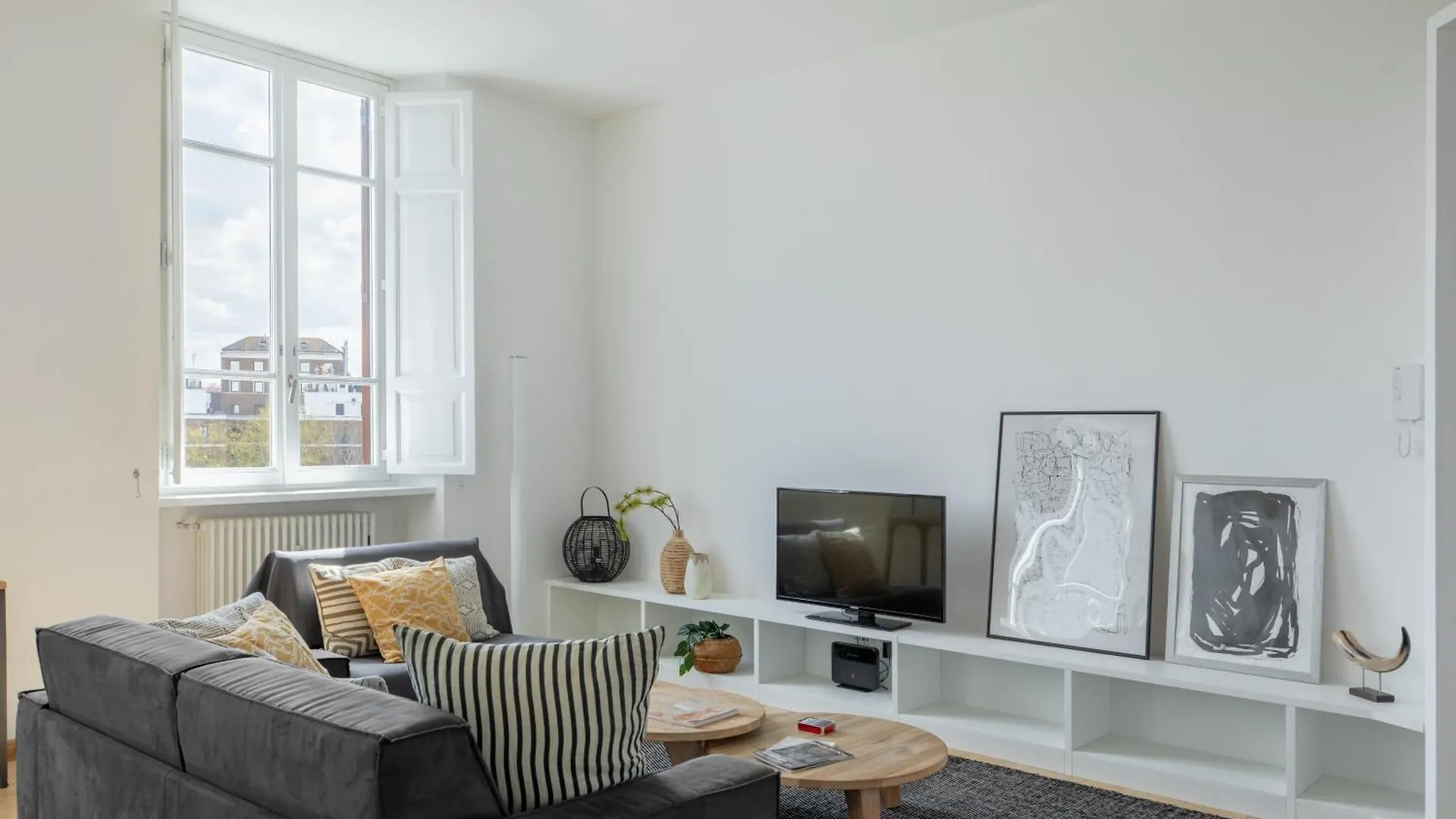 Iflat Contemporary Elegant Skyline In Rome Apartment