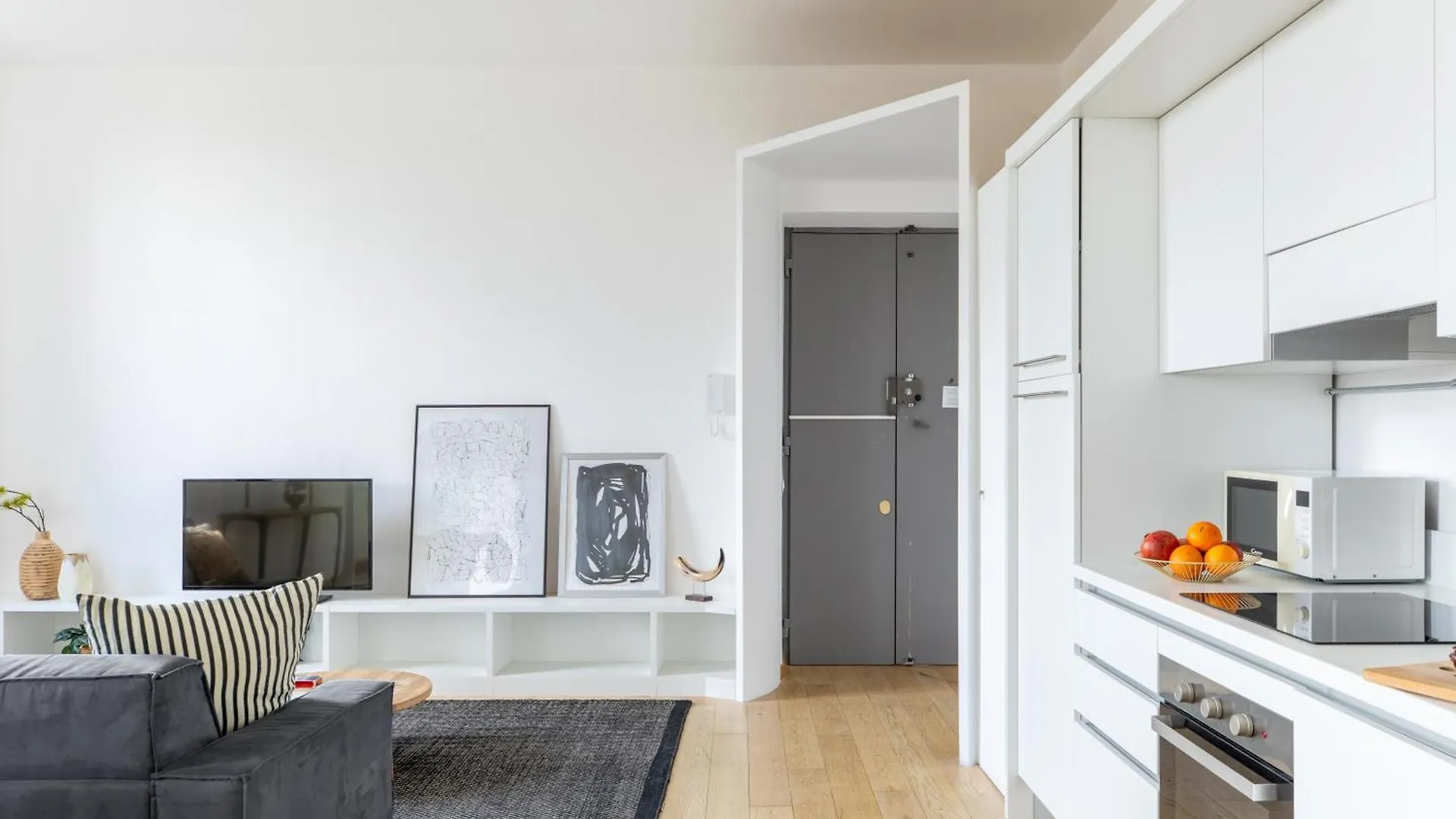 Iflat Contemporary Elegant Skyline In Rome Apartment