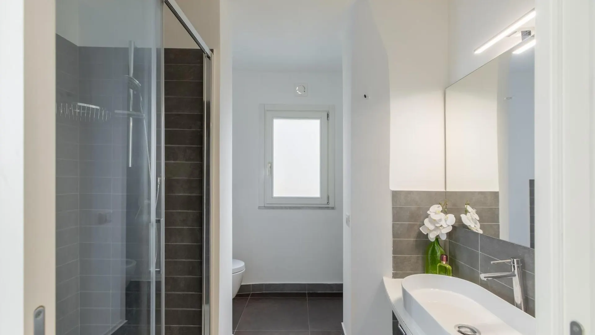 Iflat Contemporary Elegant Skyline In Rome Apartment